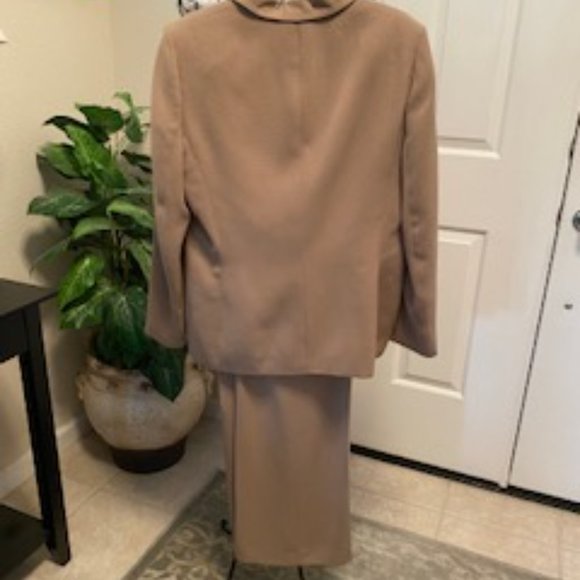 Womens suit - Picture 2 of 5